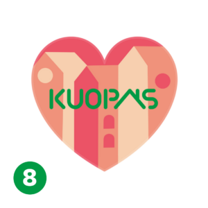 Kuopas haalarimerkkisuunnitelma: Punainen sydän, jonka taustalla on vaaleanpunaisia Kuopas-taloja. Keskellä on vihreä Kuopaksen logo. Kuopas overall patch design: A red heart with pink Kuopas houses in the background. In the middle is the green Kuopas logo.