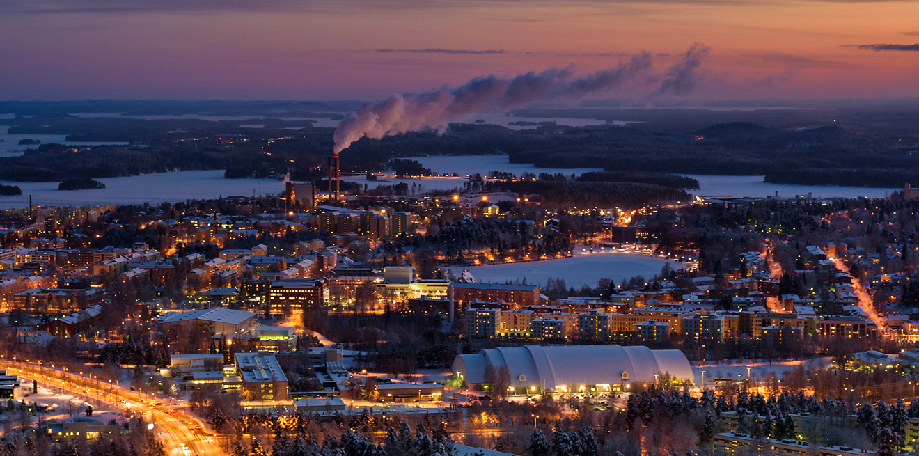 Ilmakuva Kuopion keskustasta auringonlaskun aikaan talvella. An aerial view of downtown Kuopio at sunset in winter.