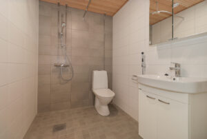 Moderni vaalea kylpyhuone Kuopaksen Kampus Ankkurin opiskelija-asunnossa. Modern light bathroom in a Kuopas Kampus Ankkuri student apartment.