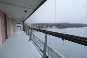 Kuopas Kampus Ankkurin yhteisparveke, josta näkyy järvimaisema Savilahteen. Kuopas Kampus Ankkuri shared balcony with a view of Savilahti lake.