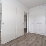 Makuuhuoneen säilytystilat ja liukuovet uudessa opiskelija-asunnossa Savilahdessa. Bedroom storage and sliding doors in a new student apartment in Savilahti.