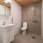 Moderni vaalea kylpyhuone Savilahden opiskelija-asunnossa. Modern light bathroom in a Savilahti student apartment.